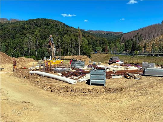An der Sösetalsperre laufen die Bauarbeiten am Vorstau auf Hochtouren: Derzeit wird ein sogenannter Retentionsbodenfilter mit einem Leichtflüssigkeitsabscheider zur Reinigung des Straßenwassers gebaut.  Foto: Paetzold