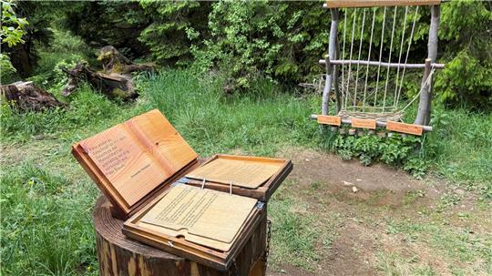 An der Station Baum fordert der Nornenwebstuhl die Besucher auf, selbst am Schicksalslauf zu weben.