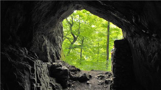 An der Stempelstelle 87 erwartet die Wanderer eine Karsthöhle.