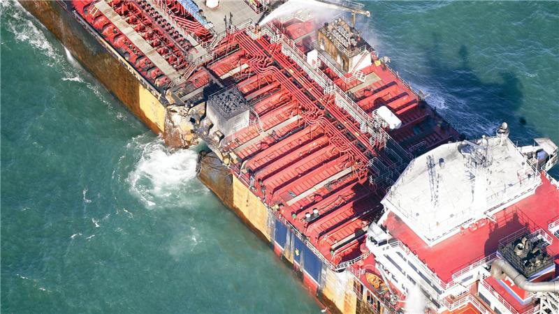 Nach Schiffsunglück in der Nordsee: Kapitän festgenommen An der „Stena Immaculate“ sind deutliche Schäden zu erkennen.
