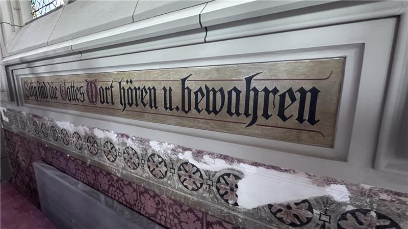 Wann ist die Quensen-Malerei in Bad Harzburgs Lutherkirche fertig? An der Südwand sind nun auch die Schriftzüge wieder zu sehen.