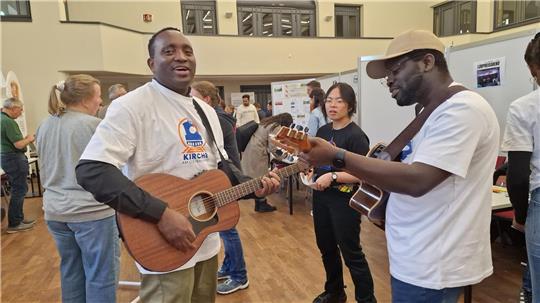 Warum finden Studenten aus aller Welt die TU Clausthal so toll? An der TU Clausthal kommen Kulturen aus aller Welt zusammen: Mit Gitarrenmusik und guter Laune präsentieren sich die Mitglieder der „Kirche am Ostbahnhof“.