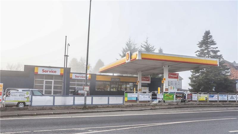 Die Shell-Tankstelle an der Andreasberger Straße liegt am Tag nach der Tat im Nebel.