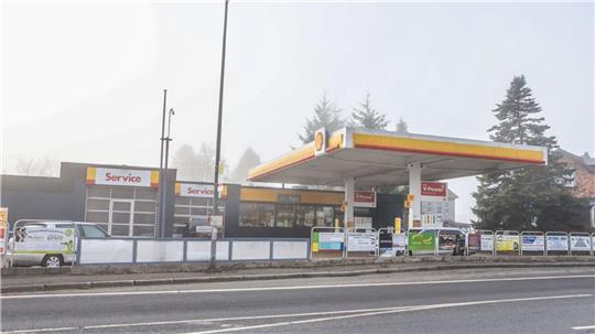 Die Shell-Tankstelle an der Andreasberger Straße liegt am Tag nach der Tat im Nebel.