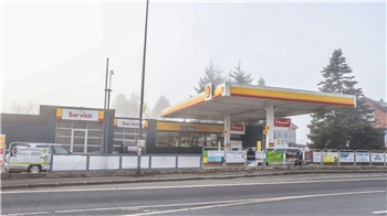 Die Shell-Tankstelle an der Andreasberger Straße liegt am Tag nach der Tat im Nebel.