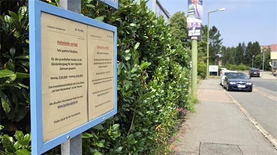 Zum Teil veraltete Fahrgastinformationen vor der Therme.