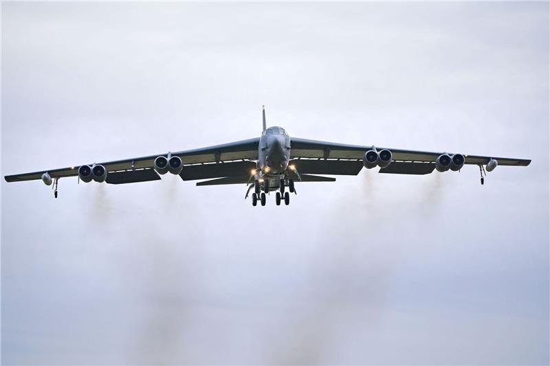 Nato übt Verteidigung des Bündnisgebiets mit Atomwaffen An der Übung «Steadfast Noon» sind in den kommenden eineinhalb Wochen etwa 60 Flugzeuge beteiligt - darunter moderne Kampfjets, aber auch Überwachungs- und Tankflugzeuge sowie Langstreckenbomber vom Typ B-52.