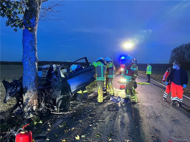 Keine Bremsspuren: Golf-Fahrer rast gegen Baum und stirbt An der Unfallstelle auf der K46 sind 17 Feuerwehrleute im Einsatz. Die Notärzte eilten aus Wernigerode zum Unfall heran. Foto: Schlegel