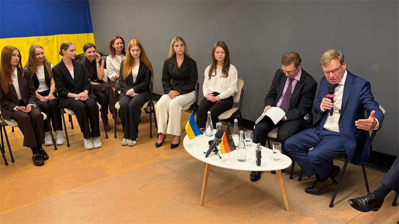 Ukraine-Besuch: Wadephul wagt sich in die Nähe der Front An der Universität kann künftig wieder in Präsenz studiert werden - unterirdisch.