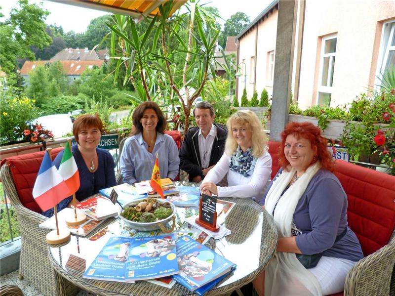 An der VHS hat das neue Semester begonnen: Cristiana Stoica und Nelly Fähmel (von links) bieten Französisch, Italienisch und Spanisch an. Foto: Haberstumpf