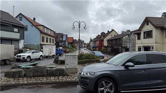 An der Verkehrsinsel an der Lauterberger Straße/Silberschächte sollen im August die Sanierungsarbeiten der B27 im Zuge der Ortsdurchfahrt Braunlage beginnen.