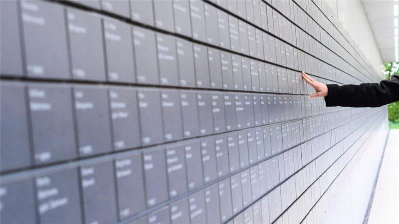 Erneut Vandalismus in Gedenkstätte - Namenstafeln beschädigt An der „Wand der Namen“ auf dem Außengelände der Gedenkstätte Ahlem wurden Erinnerungstafeln beschädigt. (Archivbild)