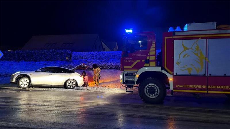Glatteisunfälle im Landkreis Goslar – Wetterausblick aufs Wochenende An der Westeroder Straße rutschte am späten Freitagnachmittag ein Auto in den Graben.