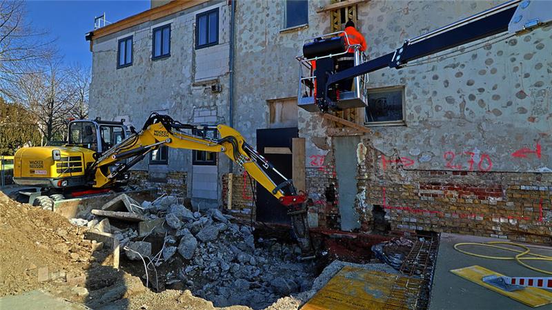 An der Westseite des Gebäudes werden Fensterbänder installiert, um mehr Tageslicht ins Gebäude zu lassen.