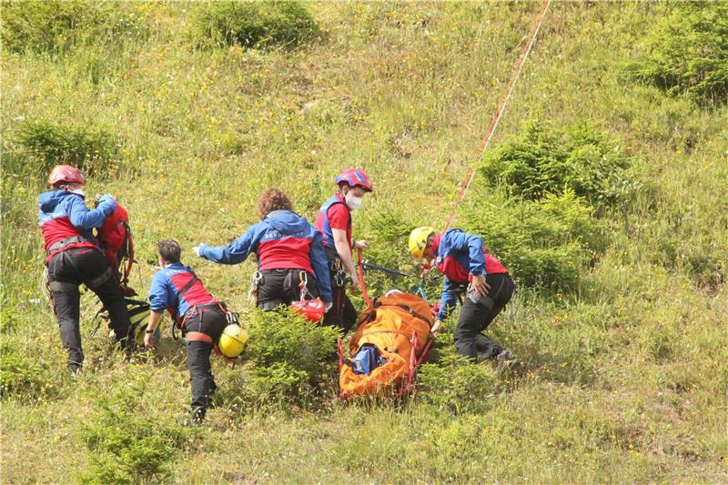 An der Wurmbergschanze in Braunlage üben Helfer der Bergwachten aus St. Andreasberg und Vienenburg auf abschüssigem Gelände im Sommer 2022 einen Einsatz. Archivfoto: Eggers