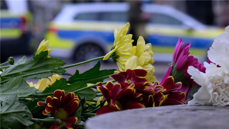 An der Zufahrt zur Grimmaischen Straße wurden Blumen abgelegt. 