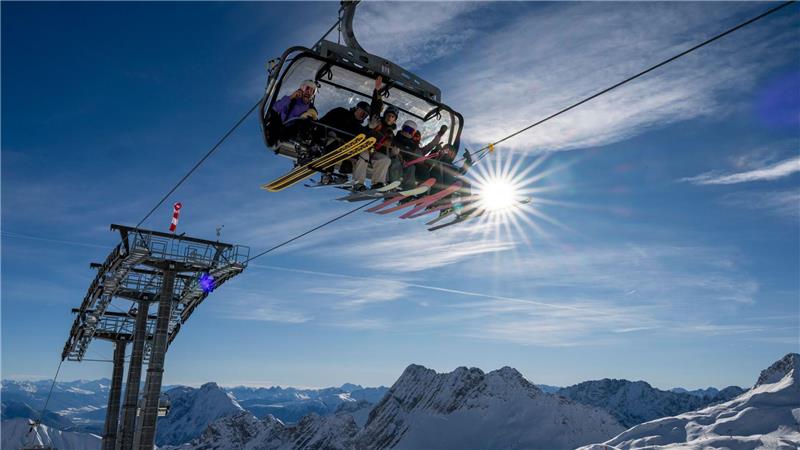 An der Zugspitze eröffnete das Skigebiet im November. Die Hauptsaison dort und vielen anderen alpinen Skigebieten beginnt an diesem Wochenende. (Archiv)
