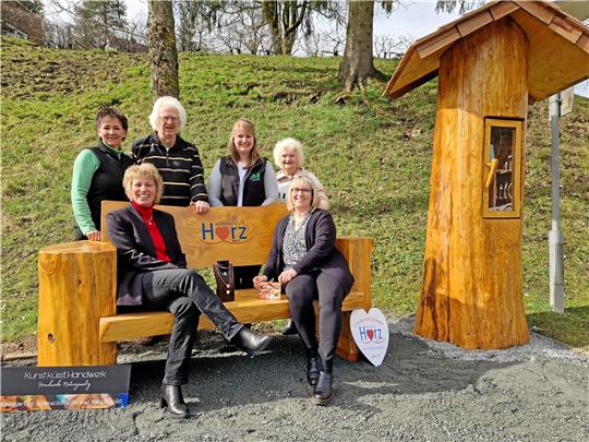 An der ersten Station des Herzwegs steht nun eine Herzbank. Die Verantwortlichen (v.l.) freuen sich auch über den neuen Bücherschrank: Gaby Lader, Bettina Beimel, Eberhard Mahlke, Katharina Dundler, Edeltraut Mahlke und Angelika Rebentisch. Foto: Knoke
