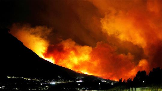 An der kroatischen Adriaküste südlich von Split hat ein heftiger Waldbrand Häuser und Autos zerstört.