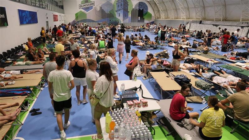 An der kroatischen Adriaküste südlich von Split hat ein heftiger Waldbrand gewütet. Mehr als 1.000 Menschen musste in Notunterkünften in Sicherheit gebracht werden.