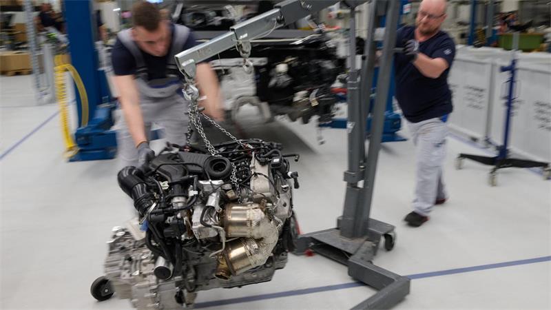 An der neuen Demontage-Linie im Zwickauer Volkswagen-Werk bauen Mitarbeiter einen Motor aus einem älteren Fahrzeug. 