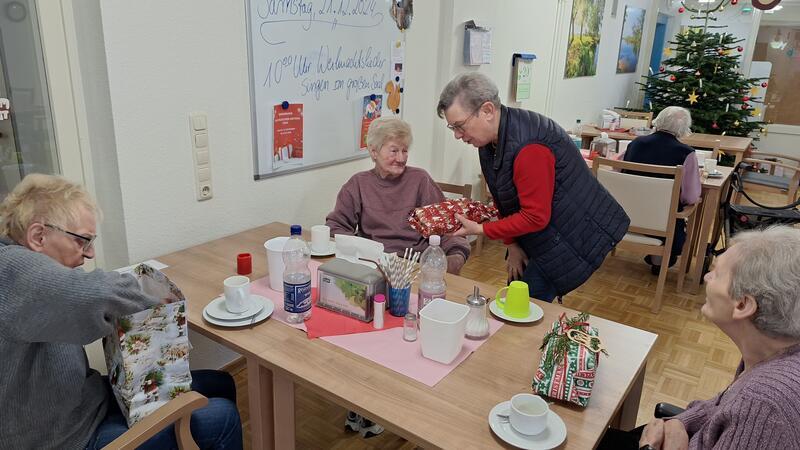 40. CDU-Weihnachtspäckchenaktion für die Grotjahn-Stiftung An die Bewohner und Mitarbeiter verteilt die CDU Schladen die Geschenke.