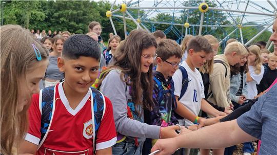 An die Scheren, fertig, los: Die CvD-Gymnasiasten schneiden sich am 5. August den Weg in ihre neue Schule frei. Foto: Schlimme