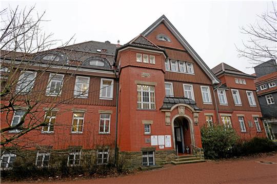 An die letzte Kinderarztpraxis in Clausthal-Zellerfeld erinnert nur noch ein Schild am Eingang. Foto: Neuendorf