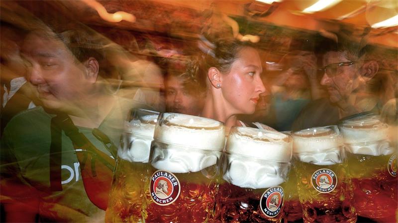 An die sieben Millionen Liter Wiesnbier werden voraussichtlich getrunken. (Archivbild) 