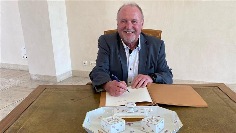 An diesem Schreibtisch hat wahrscheinlich schon der preußische Prinz August-Ferdinand gesessen, und bei seinem Besuch in Berlin nimmt auch Hans-Dieter Lambertz an dem historischen Möbelstück im Schloss Bellevue Platz.