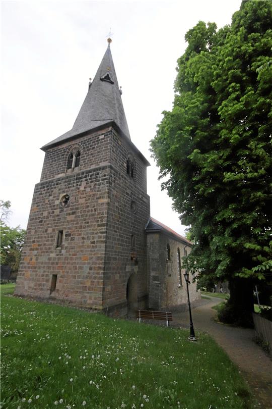 An diesem Sonntag, dem Sonntag Rogate, jährt sich die Weihe der Groß Döhrener St.-Georg-Kirche auf den Tag genau zum 350. Mal. Zum Geburtstag gibt es eine Fotoausstellung zum Gotteshaus zu sehen.  Fotos: Gereke, Archiv Wolfgang Fricke