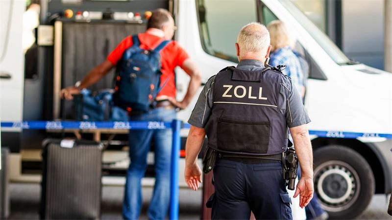 Auf der Jagd nach Zigaretten, teuren Taschen und Walsalami An diesem Tag kommt auch ein Röntgengerät zum Einsatz.