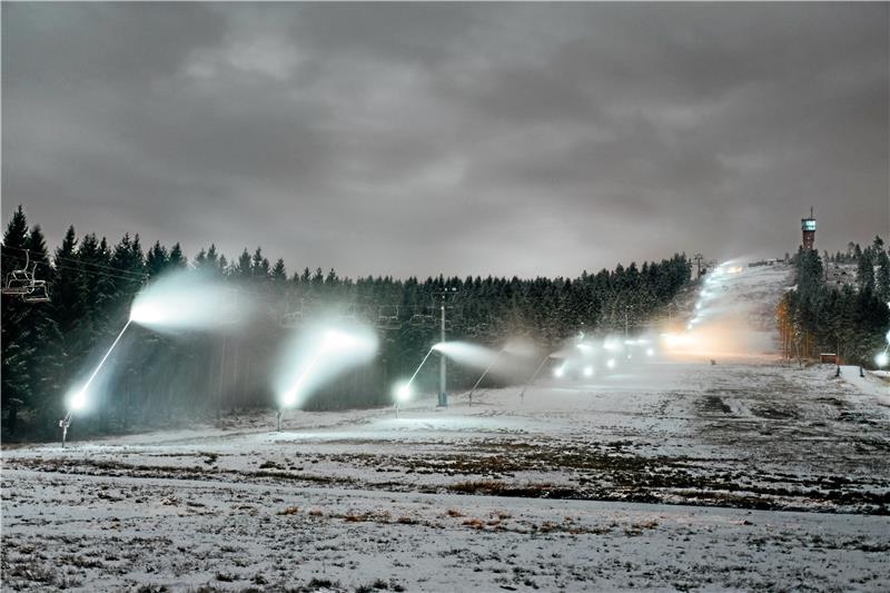 Harz: Wie nachhaltig ist der Wintersport? An diesem Wochenende soll der Wurmberg so kräftig beschneit werden, dass die Betreibergesellschaft sogar Schneedepots anlegen kann.  Archivfoto: Brabanski