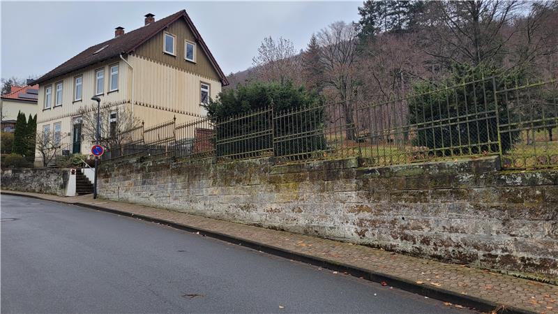 An dieser Stelle müsste ein Stück der historischen Begrenzungsmauer fallen. 
