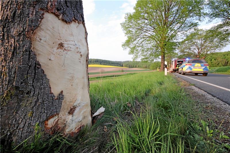 An dieser Stelle touchiert der Wagen gegen den Straßenbaum –  rund 30 Meter weiter kommt er auf der Gegenfahrbahn zum Stehen.