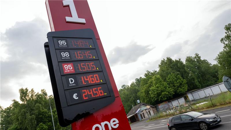Vor den Pfingstferien: Wo es sich lohnt zu tanken An dieser Tankstelle in Tschechien ist auch der Wechselkurs von Euro zu Kronen angegeben.