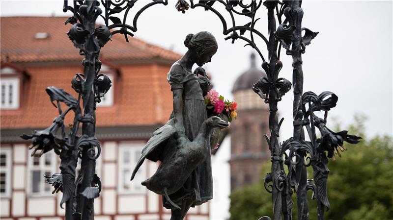 An drei Terminen im Jahr 2026 dürfen Interessierte das Gänseliesel ganz offiziell küssen. (Archivbild)