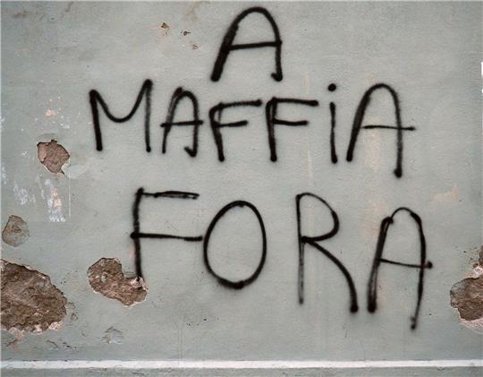 An eine Hausmauer in der korsischen Küstenstadt Bastia steht auf Korsisch geschrieben «Mafia raus».