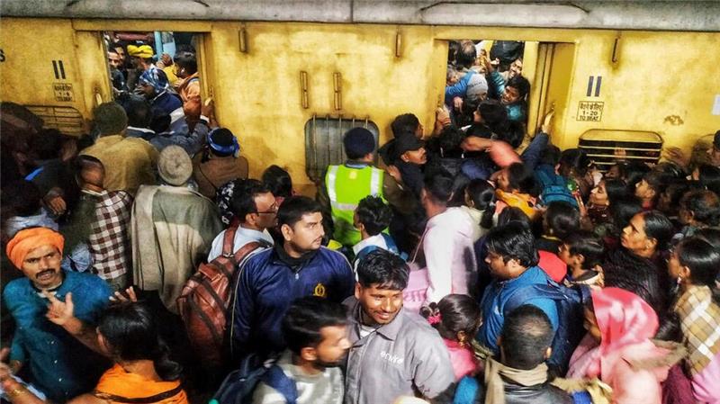 Medien: Tote bei Massenpanik auf Bahnhof in Neu-Delhi An einem Bahnhof in Neu-Delhi starben mehrere Menschen.