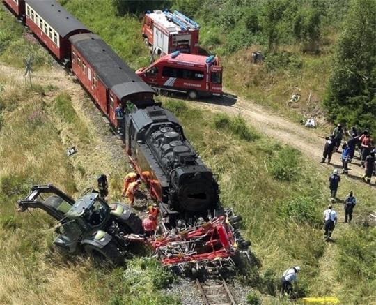 Eine Lok ist mit einem Traktor kollidiert.