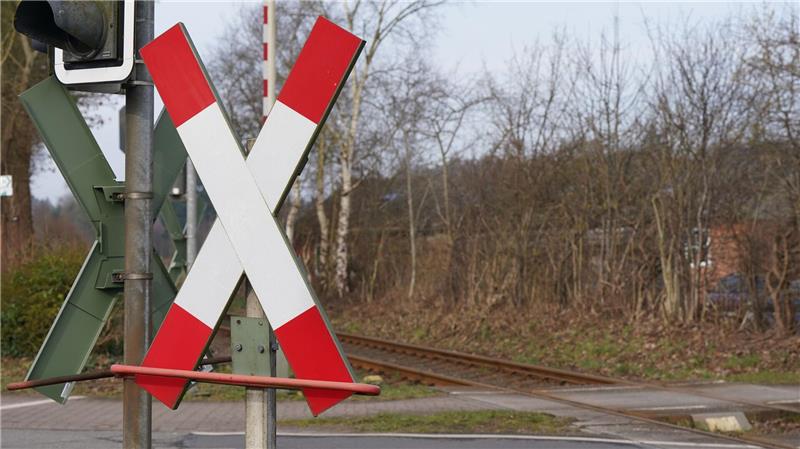 An einem Bahnübergang in Schleswig-Holstein ist es zu einem tödlichen Unfall gekommen. (Illustration) 