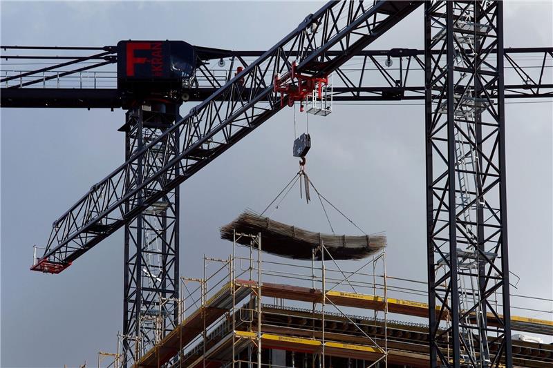 Immer weniger Baugenehmigungen - trotz Wohnungsnot An einem Baukran wird Baumaterial auf einer Baustelle des Quartiers Heidestraße in Berlin transportiert.