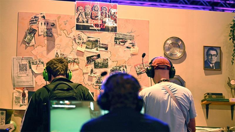 An einem Gamescom-Stand können Messebesucher noch bis Sonntag „Soko 1977“ zur Probe spielen.