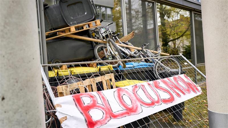 „Gen Z regelt“ hofft auf mehr als 160.000 Demonstranten An einem Institut der Freien Universität Berlin haben Studentinnen und Studenten in dieser Woche Eingänge blockiert. Der Protest stand im Zusammenhang mit den Demonstrationen der Gruppierung „Gen Z regelt“ an diesem Samstag.