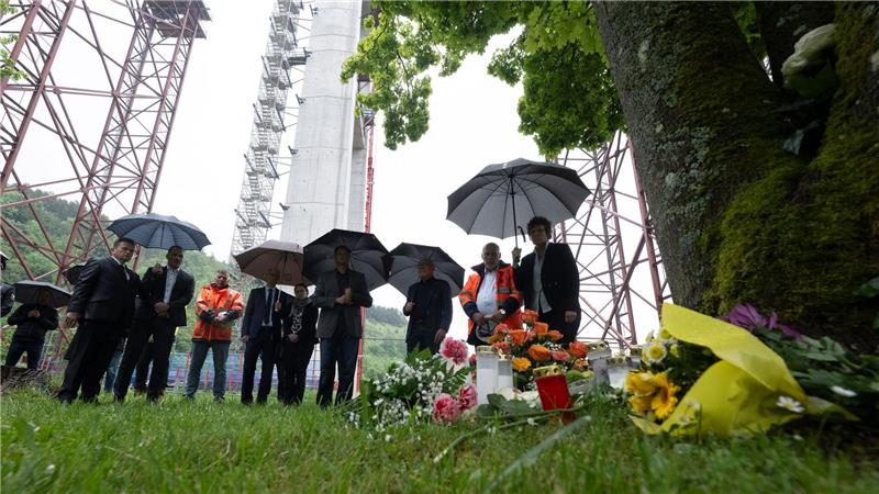 An einem Ort des Gedenkens werden Blumen niedergelegt.