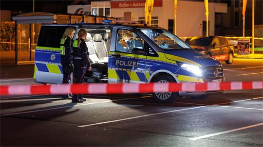An einem Parkplatz in Bielefeld fallen Schüsse, drei Menschen kommen mit Schussverletzungen ins Krankenhaus. 