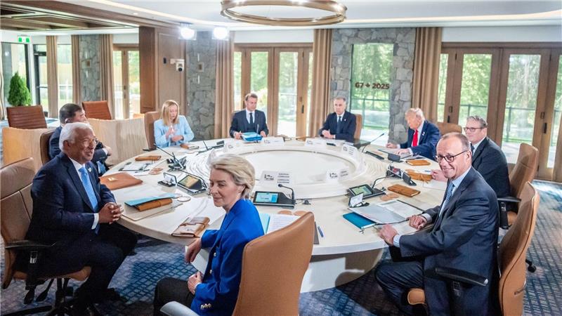 G7 präsentiert sich gespalten gegenüber Russland An einem Runden Tisch ist die G7 sich zumindest räumlich sehr nahe.