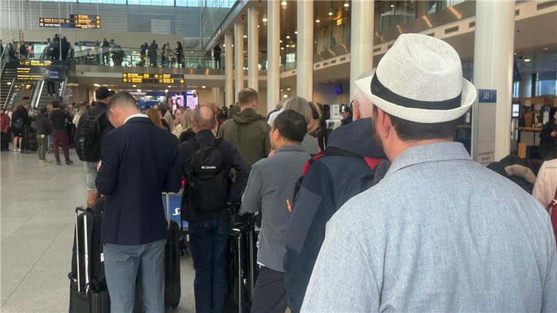 Drohnenalarm legt skandinavische Flughäfen lahm An einem Serviceschalter am Flughafen bildete sich eine lange Warteschlange.