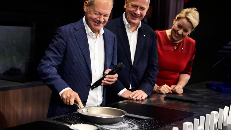 An einem Stand wurde Scholz, Wegner und Giffey ein Kochfeld gezeigt, dass unempfindlicher gegen Kratzer sein soll. 