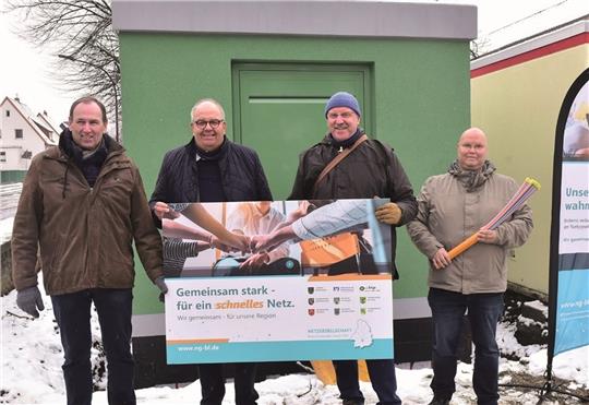 An einem Verteilerkasten in Schladen stehend erläutern (v. li) Torsten Ruhe , Michael Hausmann, Andreas Memmert und Peter Scheer immer einmal wieder den Stand des Glasfaserausbaus und Anschlussmöglichkeiten in Schladen-Werla.  Archivfoto: Hohaus